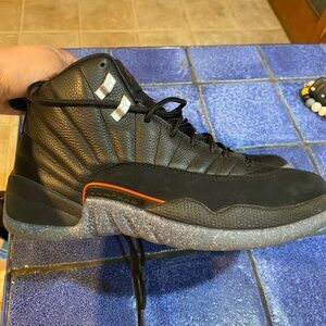 EUC Jordan retro 12 size 9 men